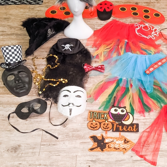 22 Piece Halloween Costume Accessories Set - Picture 2 of 10